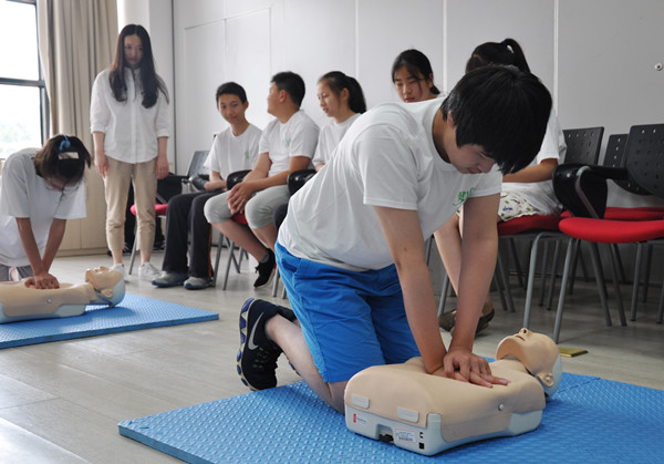 动手操作心肺复苏技能_副本.jpg 动手操作心肺复苏技能_副本.jpg