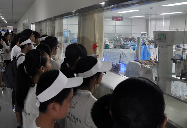 参观新生儿室_副本.jpg 参观新生儿室_副本.jpg