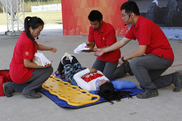 急救包扎示范演练_副本.jpg