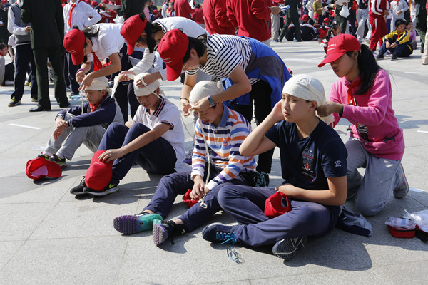 学生急救包扎展示_副本.jpg 学生急救包扎展示_副本.jpg