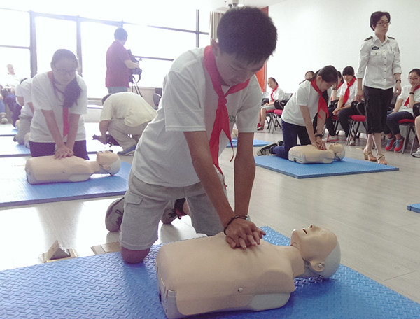夏令营---动手实践心肺复苏技能_副本.jpg
