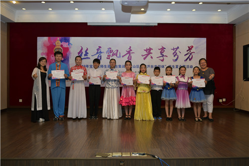 为学员代表颁发结业证书1 (1).jpg 为学员代表颁发结业证书1 (1).jpg