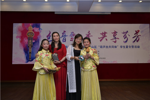 学员代表为老师们赠送小礼物1.jpg 学员代表为老师们赠送小礼物1.jpg