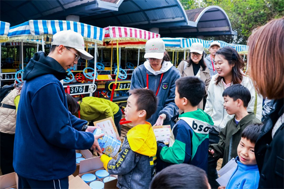 12.颁发小奖品.jpg 12.颁发小奖品.jpg